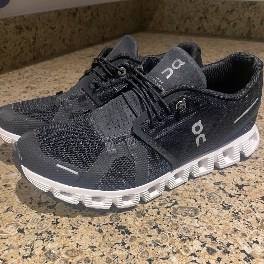 Black & White Cloud 5 Sneakers - Size 8.5